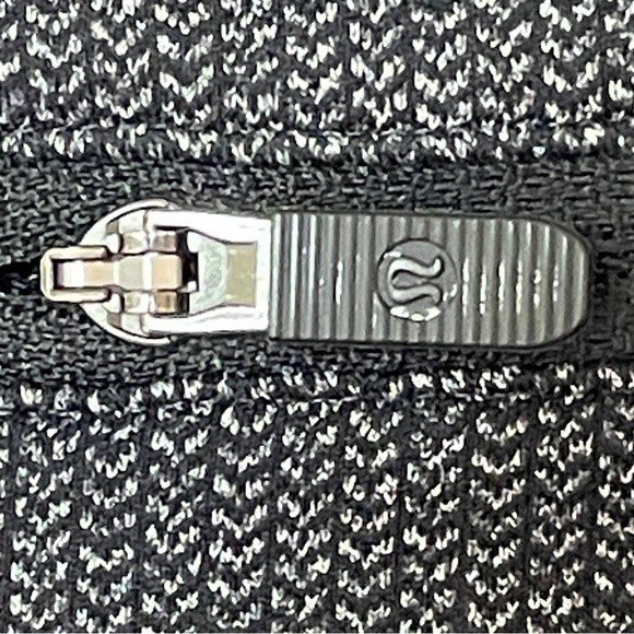 Lululemon Heathered Grey and Black High Rise Side Pockets Zipper Pocket - Picture 3 of 6